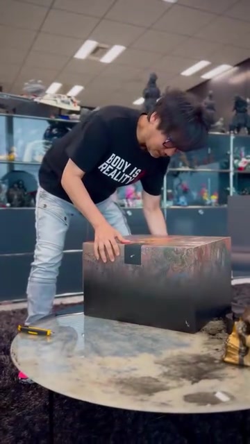 小岛秀夫收到《黑神话:悟空》实体收藏版：拿着手办啧啧称赞👍