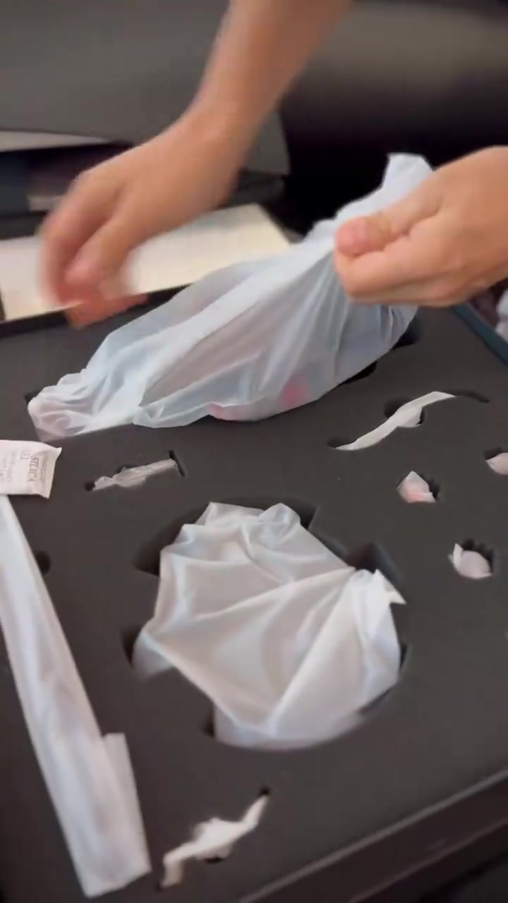 小岛秀夫收到《黑神话:悟空》实体收藏版：拿着手办啧啧称赞👍
