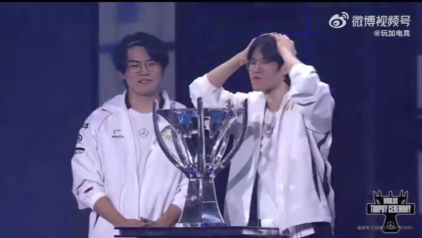 T1夺冠后Oner赛后双手抱头亲吻冠军奖杯!
