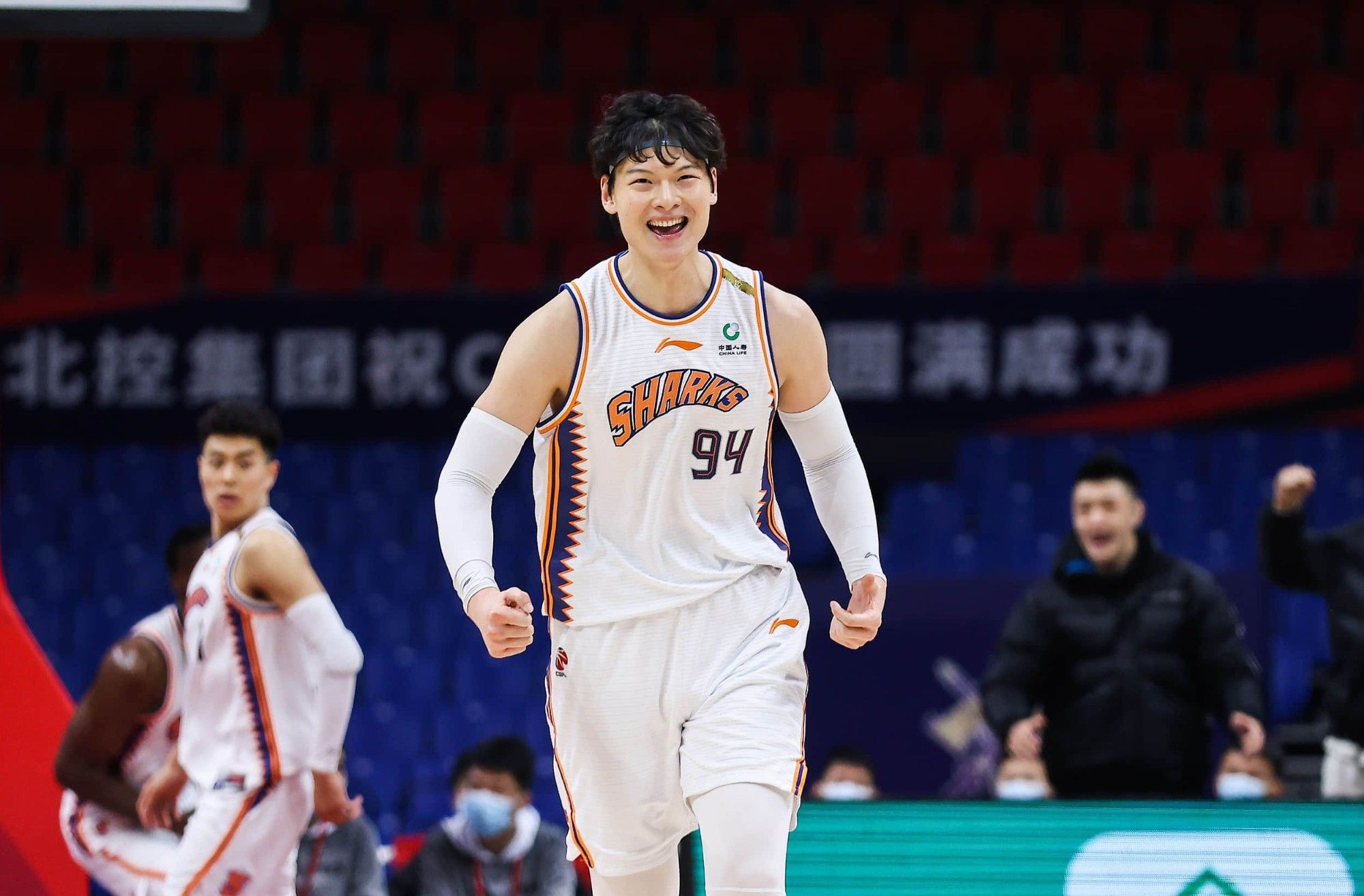 🔔上海男篮提交球员注册信息：王哲林D类合同还剩最后一年